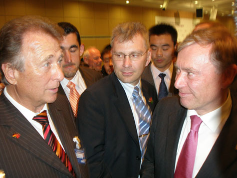 2007年德国总统克勒访华期间与德莱奇集团董事长亲切交谈
